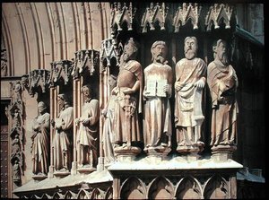 Figure del portale principale, costruito tra il 1171 e il 1331 da Spanish School